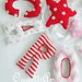 Carolina: una ghirlanda di lettere in stoffa rosse, bianche e rosa per decorare la cameretta con il suo nome1