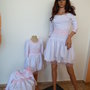 Madre, ragazza e bambino, set di abiti per una vacanza indimenticabile, abito elegante in pizzo bianco e rosa, bel vestito, vestito rosa baby, 