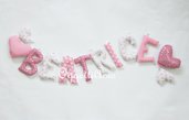 BEATRICE: una ghirlanda di lettere in cotone e lurex a stelle e pois rosa per decorare la sua cameretta