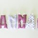 ANNA: una ghirlanda di lettere in stoffa malva e viola per decorare la sua cameretta con il suo nome a rughe e fiori!