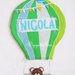 Una mongolfiera come fiocco nascita: una decorazione a forma di mongolfiera con un orsetto a bordo come targa decorativa per la sua cameretta!
