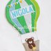 Una mongolfiera come fiocco nascita: una decorazione a forma di mongolfiera con un orsetto a bordo come targa decorativa per la sua cameretta!