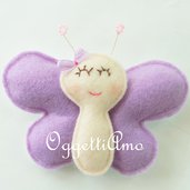 Una farfallina lilla in feltro fatta a mano come idea regalo: una calamita primaverile come idea regalo per la festa della mamma