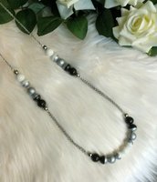 Collana lunga con perle in pasta di mais - Bianco, argento e nero