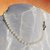 Collana di perle bianche con chiusura a moschettone (GC64)
