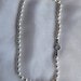 Collana di perle bianche con chiusura a moschettone (GC64)