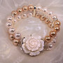  Bracciale in perle color bianco e champagne e chiusura con fiore in madreperla (BR01)