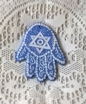 Mano di Fatima di ceramica graffita di color turchese e bianca con stella in alto e ganci sulle dita