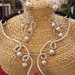 Collana in alluminio battuto con perla centrale in corallo e perle in cotone