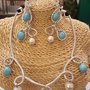 Collana girocollo in alluminio battuto con perle in vetro ricoperte di pasta di turchese e corallo