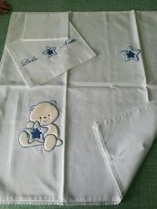 completo di lenzuolino e copertina realizzata interamente a mano , di colore bianca con l'orsacchiotto in pile panna azzurro