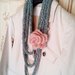 collana uncinetto lana lunga, gioiello uncinetto, collana fatta a mano, collana fiori rosa - elegante shabby shic
