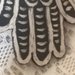 3 bomboniera o ciondolo di ceramica graffita, girocollo a forma di mano di Fatima di colore nero 