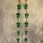Orecchini lunghi dorati con cristalli verde peridot (OR09)