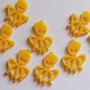 (636) Lotto polipo ciondoli in plexiglass giallo