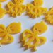 (636) Lotto polipo ciondoli in plexiglass giallo
