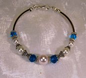 Bracciale semirigido con cristalli sfaccettati blu, perle bianche e distanziatori placcati argento (BR52)