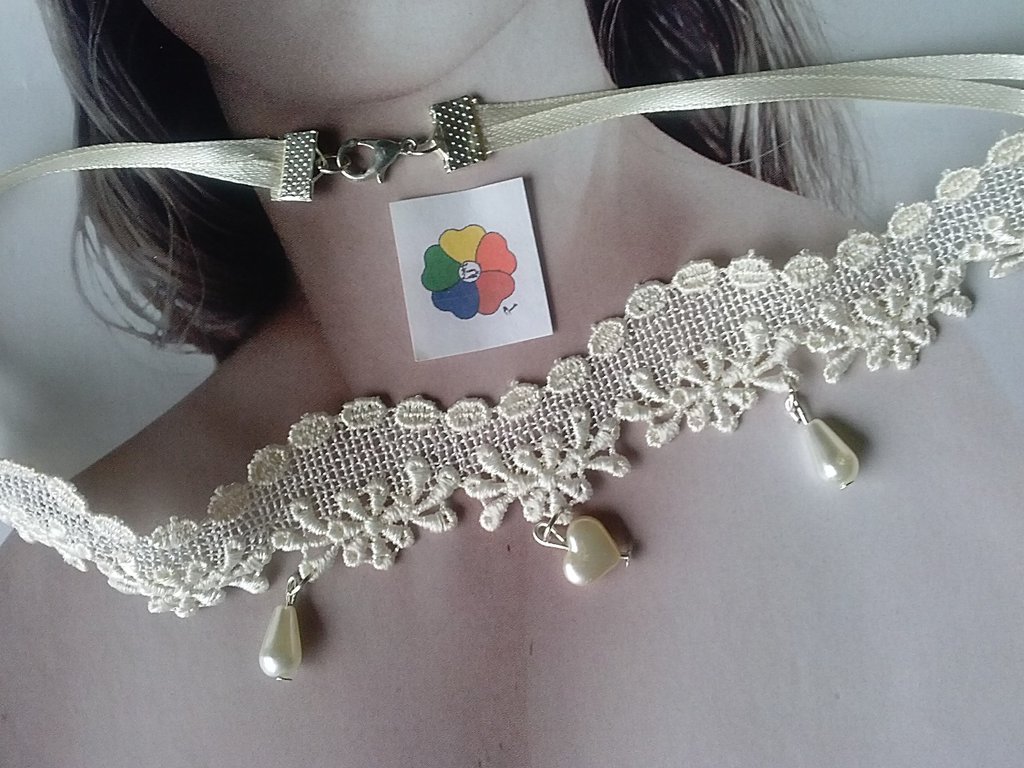 Cuore gotico traforato collana con decorazione floreale fatta a man