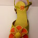 Sandali con cinturino in giallo e arancione Decorate con fiori in feltro.