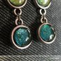 ORECCHINI PENDENTI A PERNO - COLLEZIONE 4SEASONS PRIMAVERA - con cabochon glitter verde