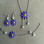 Collana, braccialetto e orecchini pendenti con fiori e perle fimo