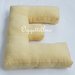Un cuscino materasso a forma di lettera per decorare casa: sulla poltrona o sul letto?