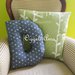 Un cuscino materasso a forma di D per decorare casa: un'originale idea regalo!