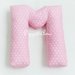 Una M rosa per decorare il suo letto: un cuscino materasso a forma di lettera come idea regalo.