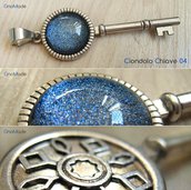 CIONDOLO CHIAVE 4 - con cabochon glitter blu savoia blu elettrico e argento + modificabile in portachiavi