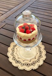 Alzatina di vetro con scatolina a forma di torta fragole e panna