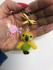 Portachiavi pappagallo verde e giallo lana cardata