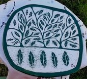 Svuota tasche di ceramica o piccolo vassoio con motivi di foglie e rami graffiti su un fondo verde scuro
