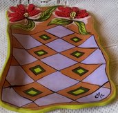 Vassoio di ceramica o svuota tasche , forma rettangolare a bordi irregolari con fiori e foglie in rilievo