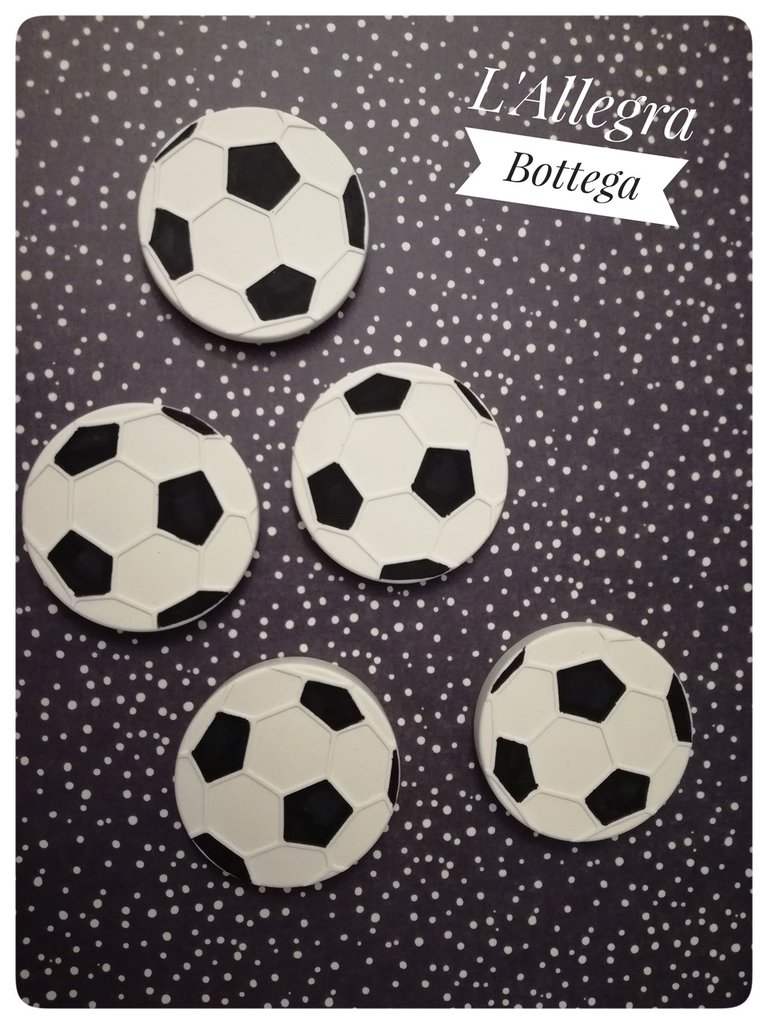 Gessetto a forma di pallone di calcio colorato a mano Feste Bom... su MissHobby