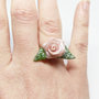 Anello rosa rosa e foglie verde, anello argentato, elegante, rosa rosa, anello romantico, pasta di mais, porcellana fredda, anello fiore
