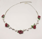 Collana rose rosse, girocollo rose, collana perle, collana floreale, collana fiori, collana romantica, pasta di mais, porcellana fredda