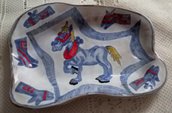 Vassoio di maiolica o svuota tasche , forma rettangolare a bordi irregolari con soggetto cavalli toni blu