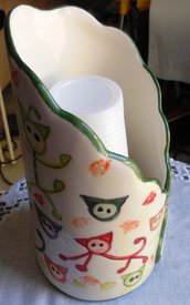 Contenitore porta bicchieri di plastica di ceramica con motivi di gatti stilizzati su fondo giallo chiaro
