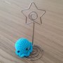 Portafoto con polipetto azzurro kawaii amigurumi fatto a mano all'uncinetto 