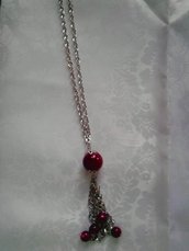collana di catena e perle rosse