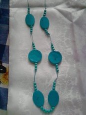collana lunga con perle piatte azzurra