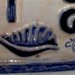 2 lastra in maiolica con cornice, disegni e scritte a bassorilievo con soggetto marino blu e sue sfumature