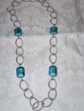 collana con catena e perle azzurro metalizzato