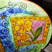 Piatto ceramica decorato a mano con  fiori e foglie racchiuse in 2 cornici su fondo verde e blu mischiato