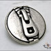 5 bottoni mm.23, in metallo satinato, con particolare incisione di zip e cursore, attaccatura gambo 