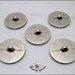 5 bottoni mm.23, in metallo satinato, con particolare incisione di zip e cursore, attaccatura gambo 