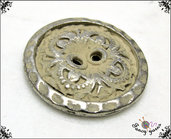 5 bottoni mm.25, in metallo colore argento, con particolare verniciatura effetto invecchiato, attaccatura  2 fori 
