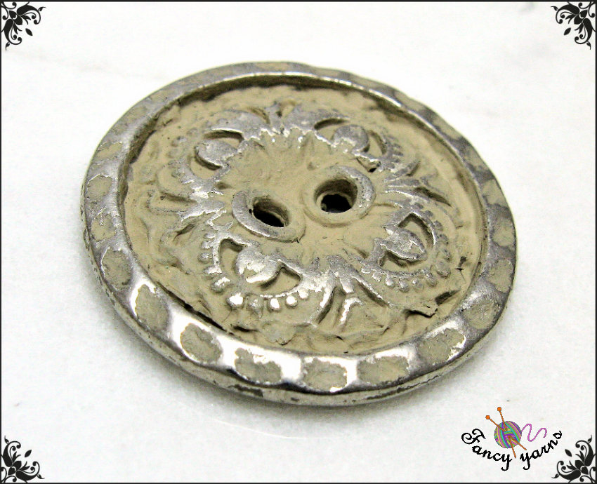 5 bottoni mm.25, in metallo colore argento, con particolare