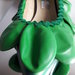 Ballerina a punta con tacco  realizzate con colori metallici in verde e palloncini in tinta.