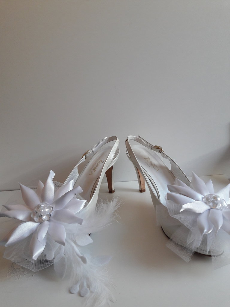 Sandali Da Sposa Con Tacco A Blocco E Cinturini Di Perle – In Raso Bianco, Comodi Ed Eleganti Per Sposa E Damigelle